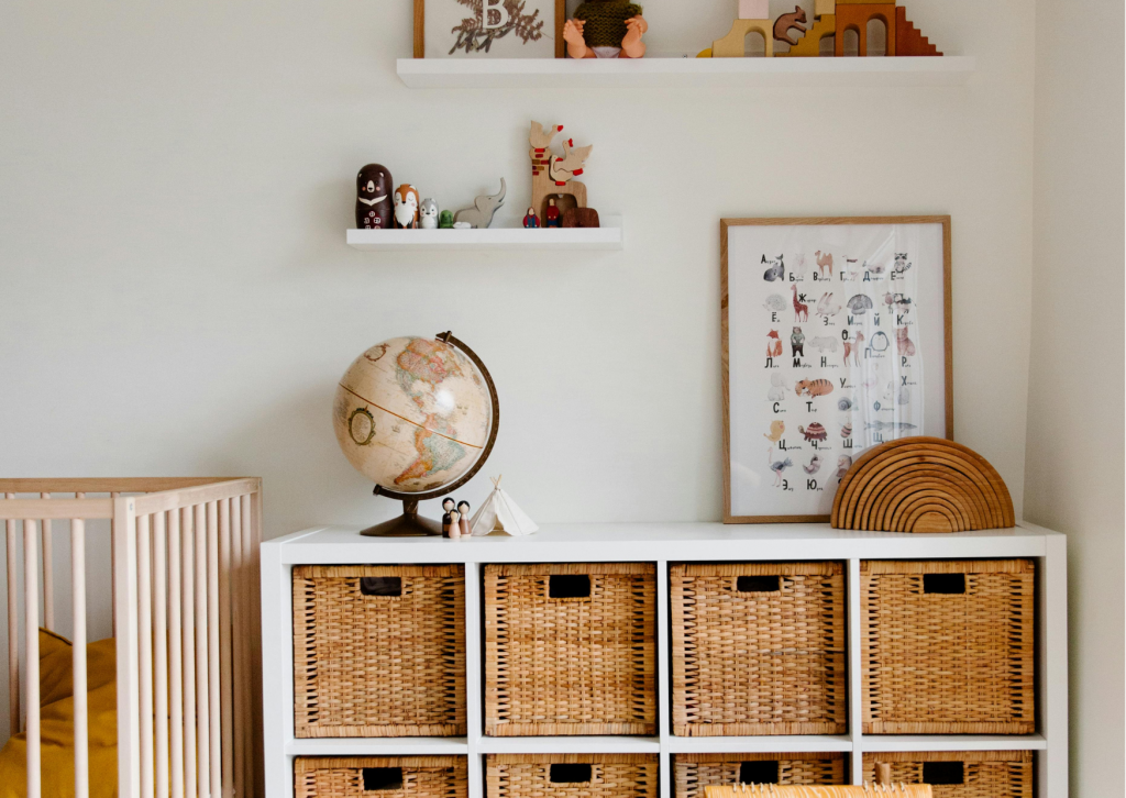 Kinderzimmer mit Aufbewahrungskörben, Spielzeugregal und Deko – Beispiel für funktionale Ordnung mit Kleinkind