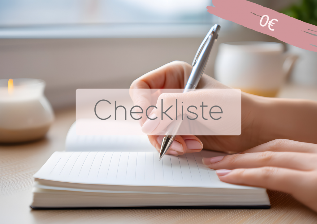 Hand schreibt Checkliste in Notizbuch – 0€ Ordnungs-Tool für Familien