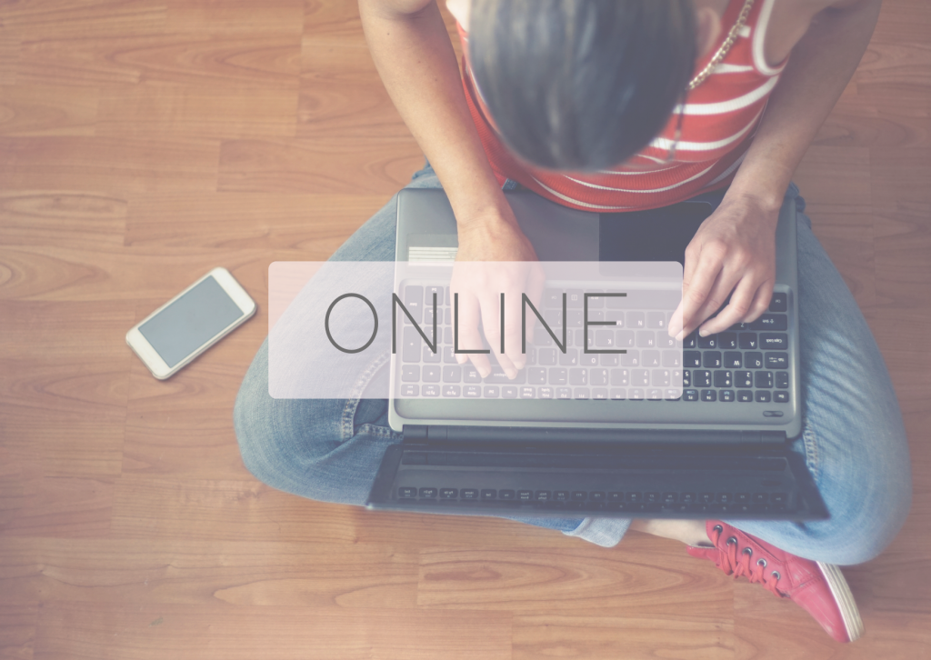 Frau mit Laptop – Symbolbild für Online-Ordnungscoaching bequem von zuhause aus