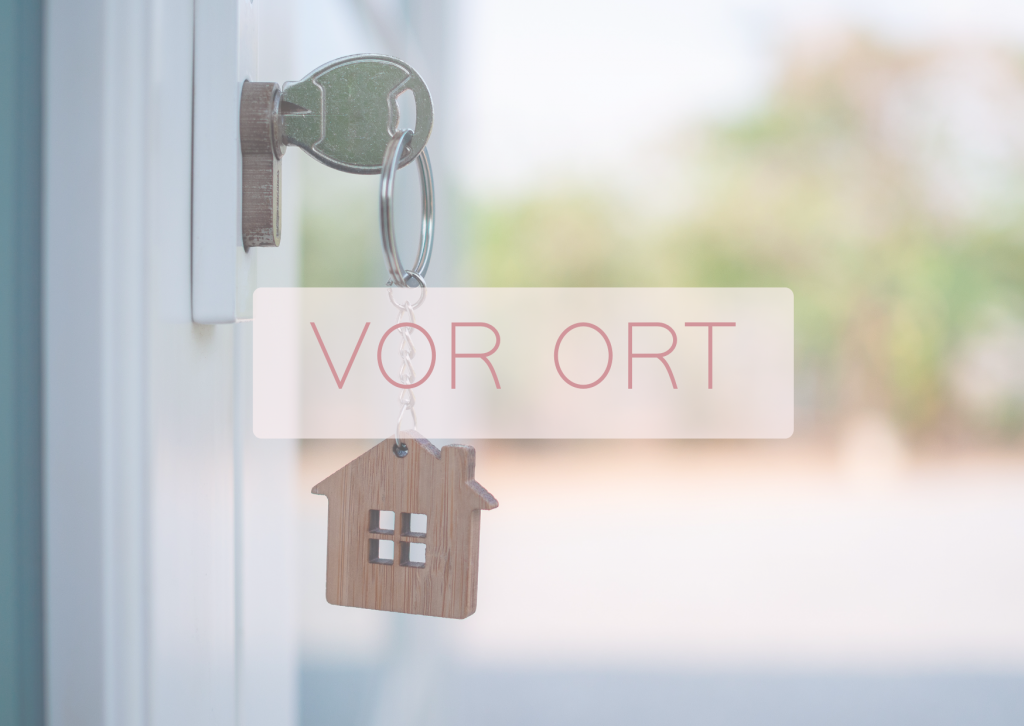 Schlüssel in Tür mit Hausanhänger – Symbolbild für Ordnungscoaching vor Ort im eigenen Zuhause