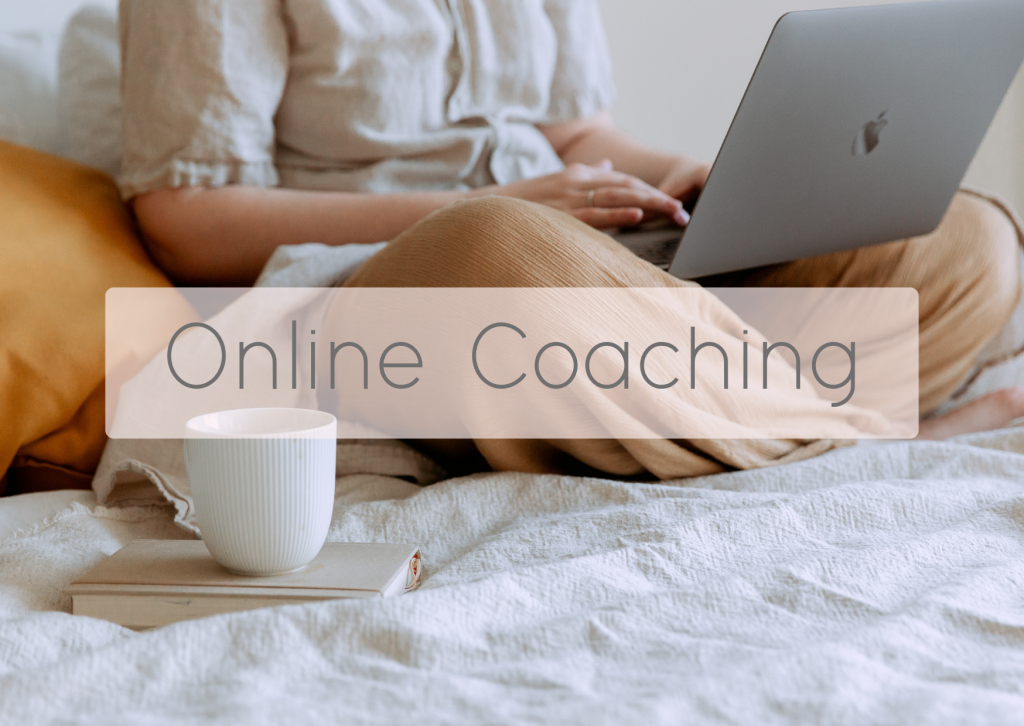 Frau mit Laptop auf dem Bett – Online Ordnungscoaching für mehr Struktur im Alltag, bequem von zu Hause aus.