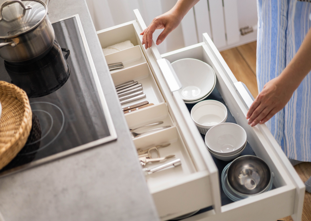 Aufgeräumte Küchenschublade mit sortiertem Besteck und Geschirr